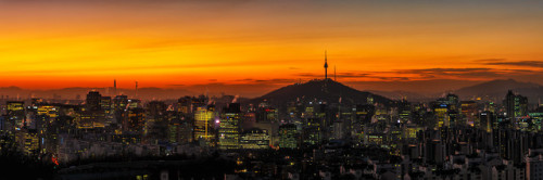 Panorama of Seoul at dawn, seen from Inwangsan Mountain.