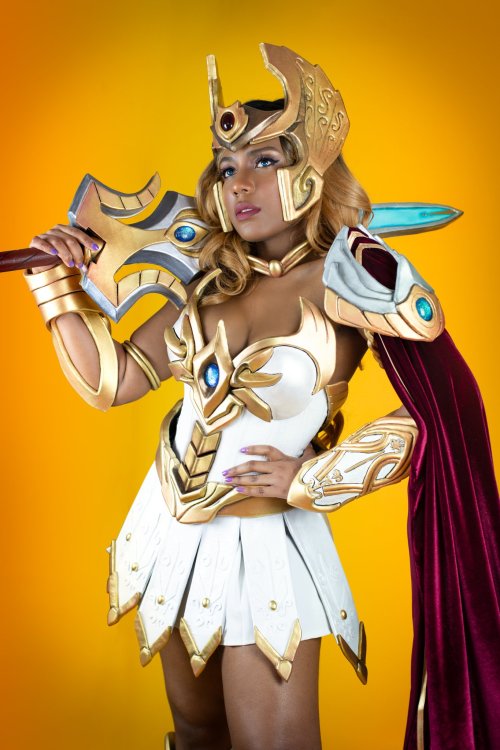 lady-feral:thefingerfuckingfemalefury:  superheroesincolor:SHE-RA!