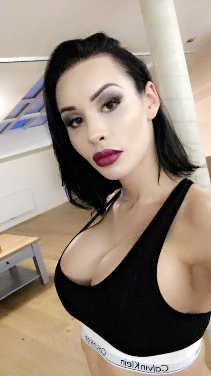 goodbyedarkhorse:  Kimberlee Appreciation Post