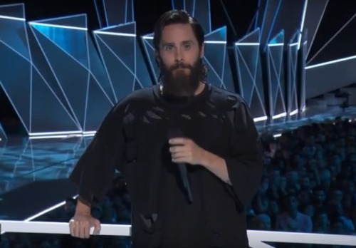 Jared paying tribute to his friend &amp; lead singer of Linkin Park Chester Bennington at the VM
