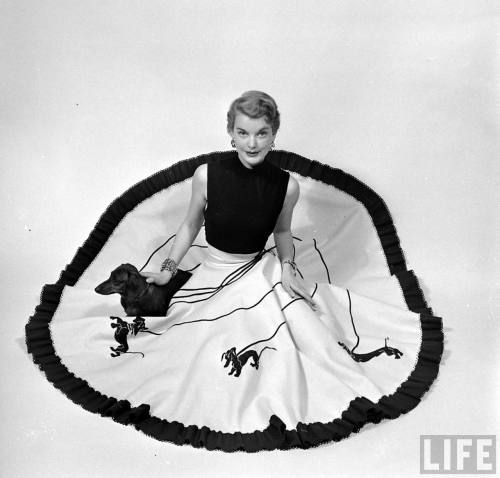 Dog-themed onversation skirt with dachshund(Nina Leen. 1950)