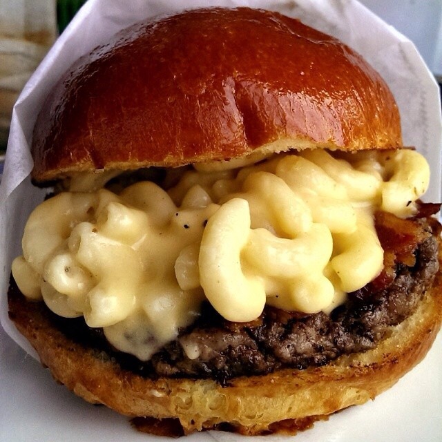 hentaiprincesspls:  lustt-and-luxury:  😳 😩 fucking yum  OH MY GOD I NEED IT
