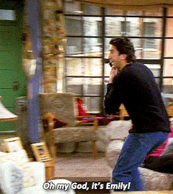 alexi-pic: bryancroidragon:  Fun fact: Ross handing the lamp to Chandler wasn’t scripted. David Schwimmer just randomly handed it to Matthew Perry. Matthew’s reaction is one hundred percent genuine.  That’s even better 