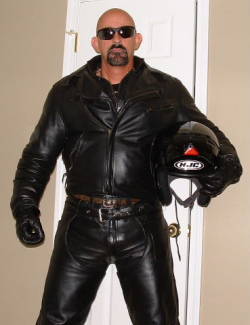 intheroughhouse:  For guys into leather,