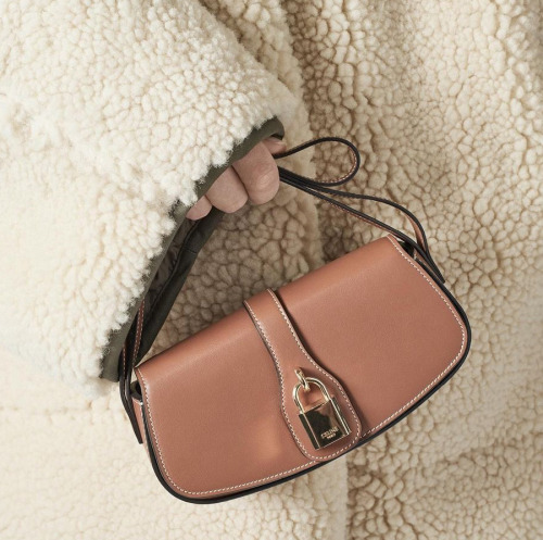 Trendy Bag for FW21: 90′s grungy key-locket adorn bag.Loewe, Celine, Tom Ford, Schiaparelli, Louis V