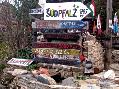 Señales de distancias, Manjarin, León, 2011.Those familiar with the Camino Francés of the Camino San