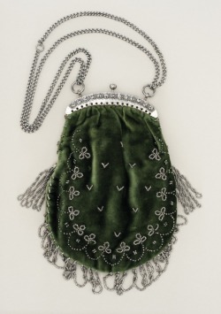 ephemeral-elegance:  Beaded Velvet Purse,