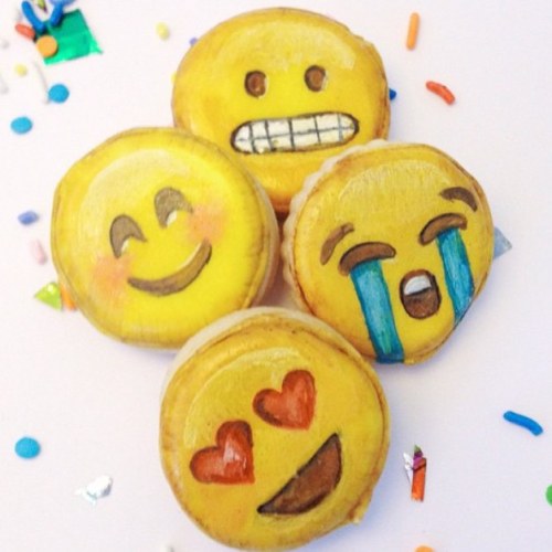 How cute are these #emoji #cookies via @batchpleasecookies