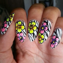 nails:  Beautiful floral nails by @sr_nails