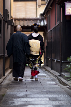 geisha-kai:  erikae of geiko Konomi by ONIHIDE