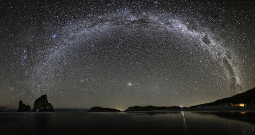 spaceexplorationphotography:

Wharariki Arch at Te Rae, Tasman, New Zealand by James Gibson [1024 x 544]
Source: https://c2.staticflickr.com/2/1499/26081339736_dacdfd5db1_b.jpg 