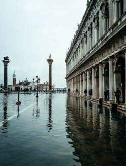 ghostlywatcher: Venice, Italy. 