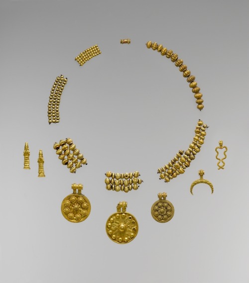 historyarchaeologyartefacts: Necklace pendants and beads, Babylon 18th–17th century B.C.[1762x