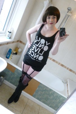lucy-cd:  Pictures Love this outfit with the stockings &amp; new wig, gorgeous! &lt;3   yOLO  so,live beautiful
