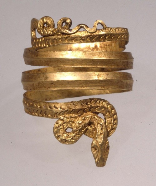 historyfilia: Spiral finger ring Hellenistic, 200 b.C.- 100 b.C.    Medium: Gold From the 