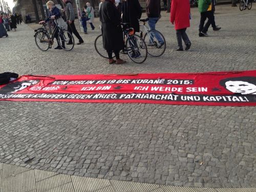 wellegegenvaterstaat:rangelei:  Frauenkampftag, 08.03.15, in Berlin.  Kurze Röcke, fette Bässe - Macker kriegen auf die Fresse!  war so jut!