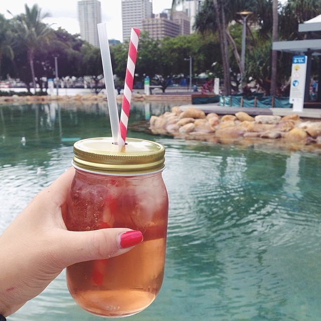 Peach iced tea from the markets w/ @hangnguyennn #organic  (at South Bank Beach)