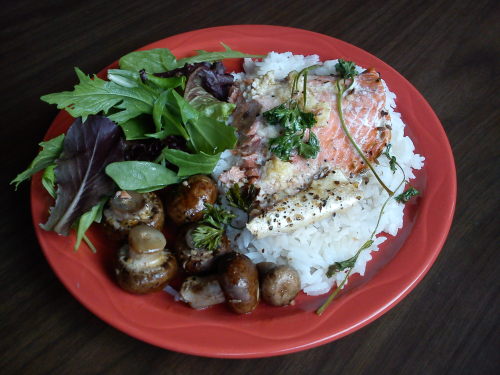 thenarcolpetica:  Dilled Butter Salmon and Baby Portabellas on Rice Continuing my mushroom kick for the month. Put salmon fillet and baby portabella mushrooms in baking pan and top fillet with a few pats of butter, some diced garlic, dried dill seed or