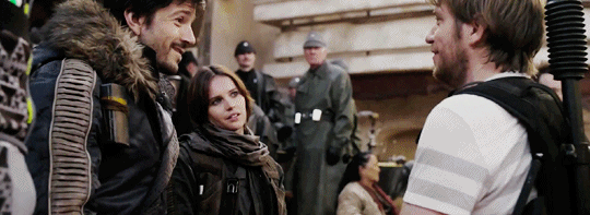 letdiegolunatouchjabbathehutt:New behind the scenes of Diego Luna and Felicity Jones