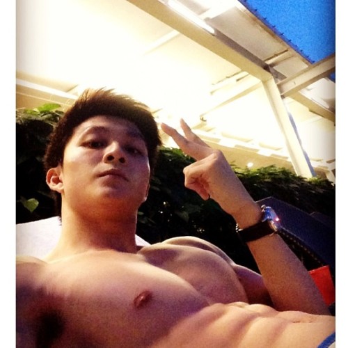 jackdsg:  hotsforsgboys:  xiaohaogaypic:  大馬天菜醫生，身材臉蛋一級棒！ 谁认识他呀？？ Anyone know him??   I believe his name tag says Leon huang Foo  It’s Dr Leow Hong Foo. Malaysia born, a model, Singapore trained doctor. He’s