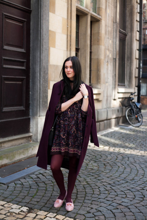 (via THE STYLING DUTCHMAN.: Outfit: eggplant all over with pink loafers)