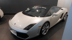 carsandetc:  White Gallardo with a black roof. The two-tone color scheme looks pretty awesome 