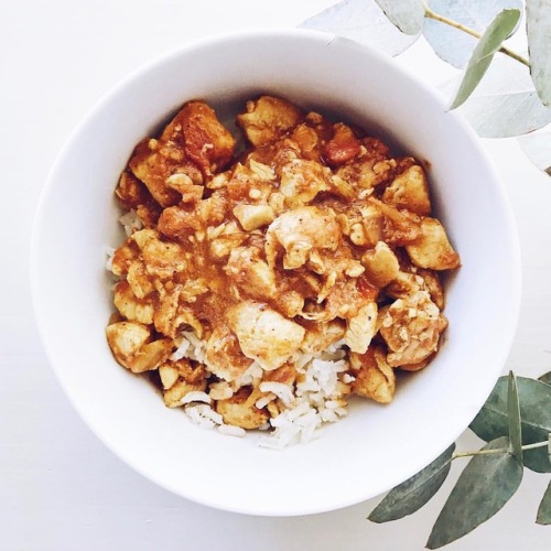 C H I C K E N C U R R Y Brown rice and chicken curry. This is one of my go-to recipes for both lunc