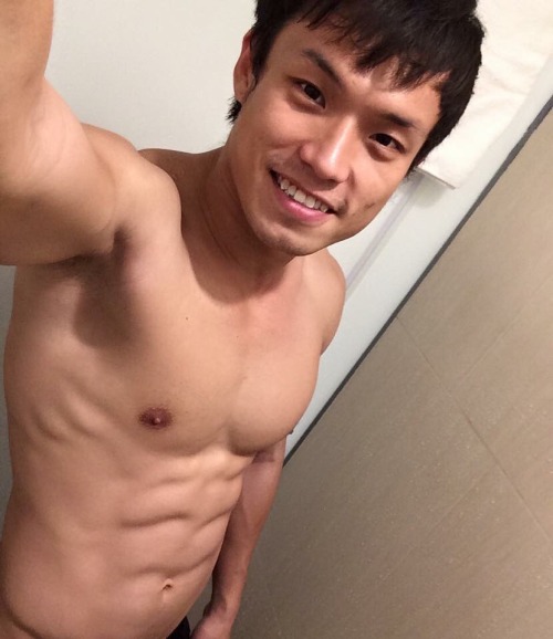 6-sg: nanrensg:Raphael Singapore Manhunt finalist I think his smile is really cute. 6-sg.tumb