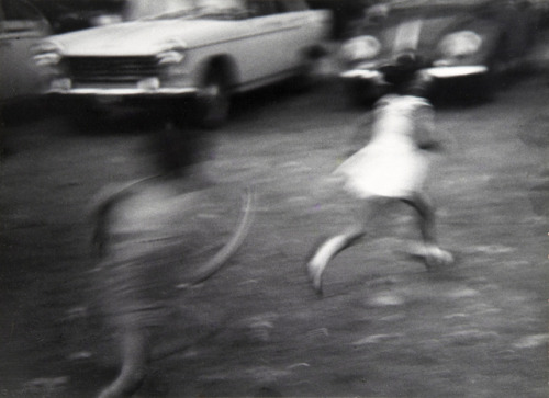 joeinct:Untitled (2 Children Running, 2 Cars), Photo by Leon Levinstein, 1950s