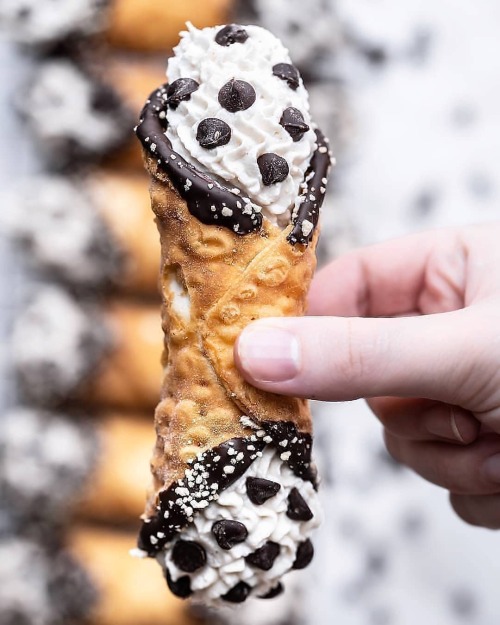 CHOCOLATE CHIP CANNOLIS (recipe)Holy moly look at these cannolis!  Get the full recipe here. 