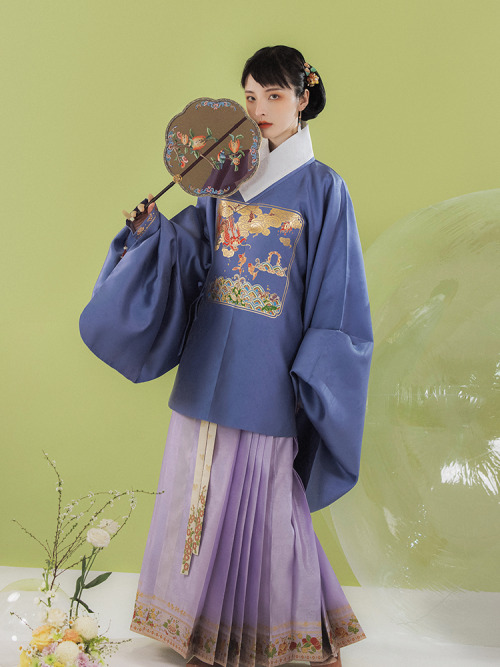 fouryearsofshades:hanfugallery:chinese hanfu by 裳宫语Fish, gate, and dragon; this puzi represents the 