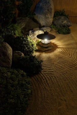 thekimonogallery:Zen garden.  Japan