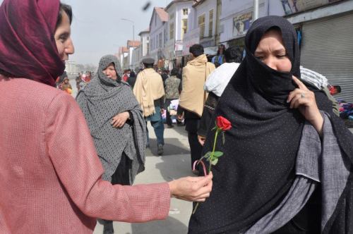 delshekasteh: afghanistaninphotos: 1000 flowers were distributed around Kabul to celebrate Women&rsq