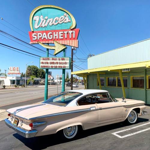 twonshawn:misterlemonzafterlife:frenchcurious:Plymouth Fury 1961 devant le Vince’s Spaghetti, Ontario, Californie. - source Charles Phoenix. https://MisterLemonzAfterlife.tumblr.com/archive A  letz go to Vince’s for some spaghetti and a meat-a balls