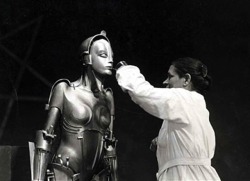 fuckyeahbehindthescenes:  The costume for the robot caused multiple cuts and bruises to Brigitte Helm during production. (x) Metropolis (1927) 