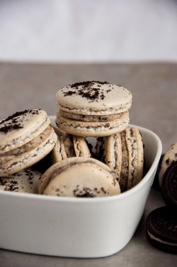 fullcravings:Oreo Macarons