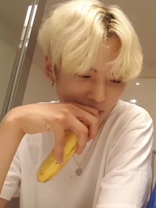 sunprincehyuck:taeminihyuk:minhyuk held a banana for most of the v live broadcast and blessed us wit