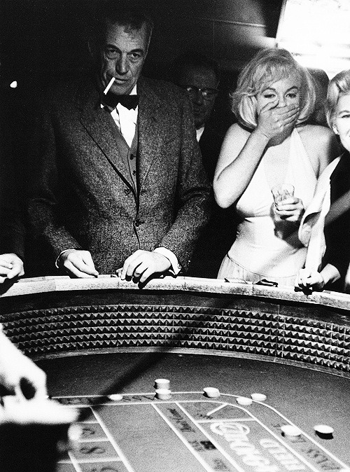 indypendent-thinking:1960: John Huston and Marilyn Monroe in Nevada during the filming of The Misfit