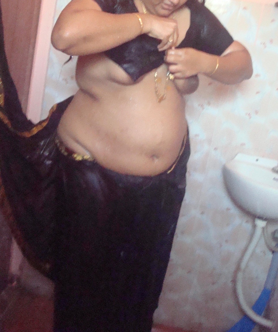 xprythmx:  Anupama Aunty kya baath hain, kabhi hamare saath bhi shower kiya karo…