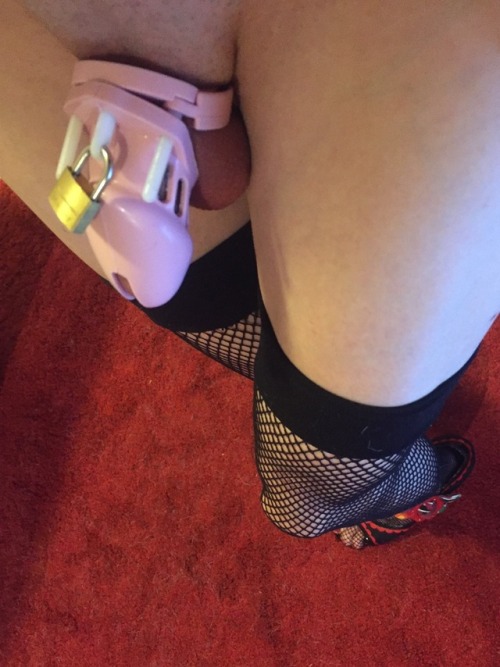 its-lit-sissy-gurl:Do you like this sissy better caged or unlocked?