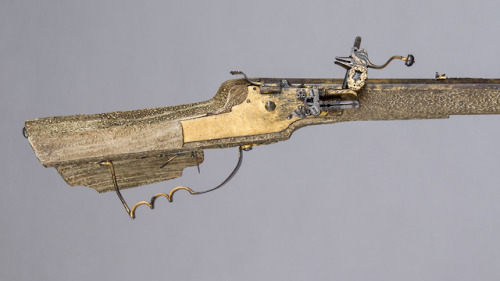 Wheel-lock rifle mounted with staghorn and tortoise shell plaque, crafted by Martin Kammerer of Augu