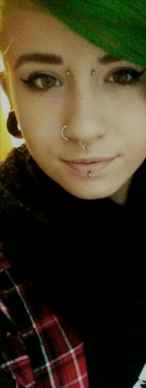 pray-to-lisbeth-salander:  Green hair don’t care 