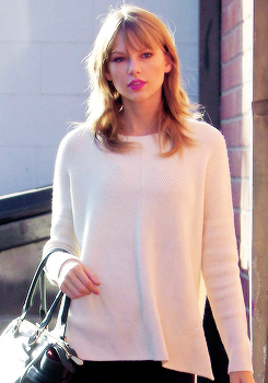 soundsofineedyou:Taylor Swift - Arriving at a dance studio [29/10]