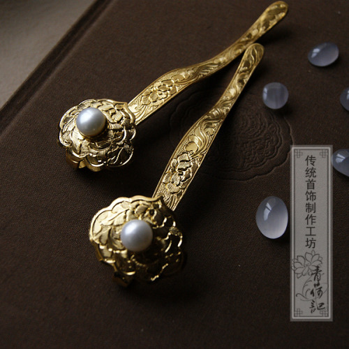 changan-moon: Archaized hair ornaments by Chunwanwan(春晼晚) and Qingheji(青荷记). Hanfu lovers can order