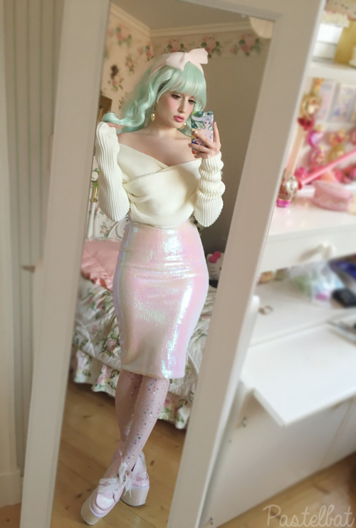 pastelbat:Pastel merbabe aesthetics（・θ・）Outfit rundown:Wig: GlwHairband: HandmadeJacket: SheinsideEarrings: H&MSweater: SheinsideSkirt: SixkissesTights: eBayShoes: Swankiss