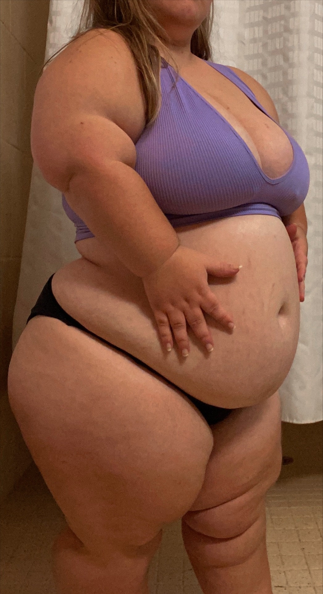 dwarffeedee-deactivated20221211:ugh look at those stretch marks and double chin 😮‍💨💜