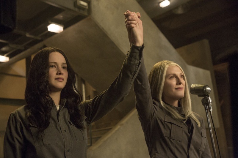 thgaustralia:
“ New still of Katniss Everdeen and President Coin
”
The thing that gets me about this is how hard Coin is holding Katniss’s hand. Coin’s fingers are nearly white while Katniss looks like she’s trying to pull her hand away. Very nice...