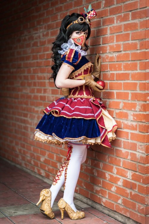 whybecosplay:   Snow White by Swedish cosplayer enjoithisThe costume is based on the artwork of Deviantart user noflutter