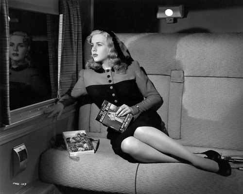Deanna Durbin / production still from Charles David’s Lady on a Train (1945)