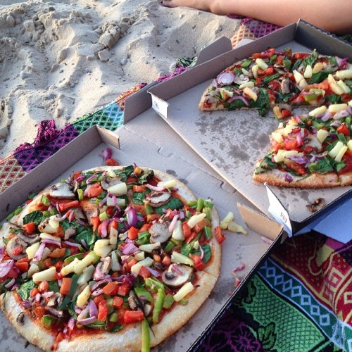 oliveearth: It doesn’t get much better than eating vegan pizza on the beach with your bestie m